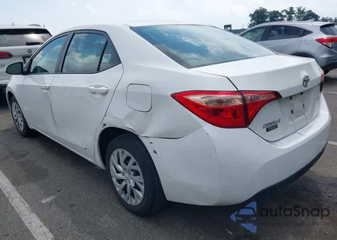 2018 Toyota Corolla Le z USA, uszkodzony, nr VIN 5YFBURHE3JP853226